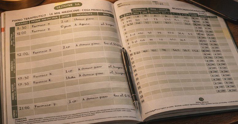 Memosalus® aperto con piano terapeutico e monitoraggio dei parametri vitali compilati